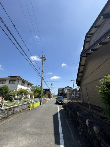 土地　東鶉6丁目の前面道路含む現地写真