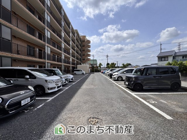 ダイアパレス自治医大1番館の駐車場