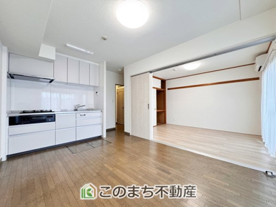 【居間・リビング】 | ダイアパレス自治医大1番館 | 開放感のある広々としたリビング☆家族みんなでゆったりくつろげます♪
南側から暖かな日差しが差し込みます♪キッチンからリビングの様子がよく見渡せます☆