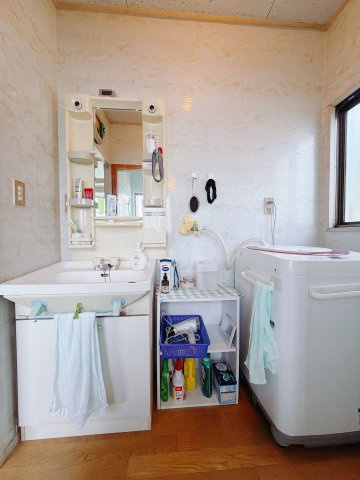 【中古戸建】北群馬郡榛東村大字新井の独立洗面台|■洗面室｜大きな鏡で朝の身支度もラクラク♪毎日の忙しい準備が楽しくなる洗面所です(^^♪