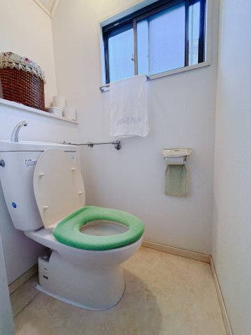 【中古戸建】北群馬郡榛東村大字新井のトイレ|■トイレ｜白を貴重としたトイレご用意しております♪窓付きなので常に換気もでき、綺麗保てます♪