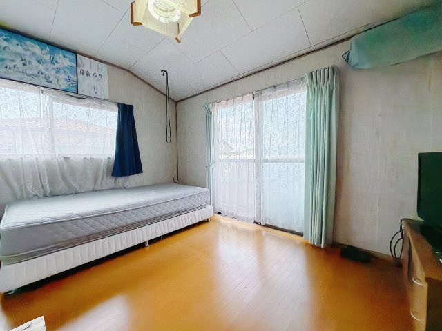 【中古戸建】北群馬郡榛東村大字新井の洋室|■洋室｜お子様の一人部屋にピッタリな洋室。木のぬくもりを感じるフローリングは、天然木の味わいが時とともに深みを増していきます。また、傷にも強く、フリーワックスでお手入れもラクラクです♪