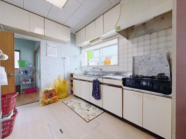 【中古戸建】北群馬郡榛東村大字新井のキッチン|■キッチン｜ワークトップの幅が広く、お子様といっしょにお料理をつくったり、ちょっとしたパーティーも楽しめます。フラットなのでお掃除がしやすいのもポイントです♪