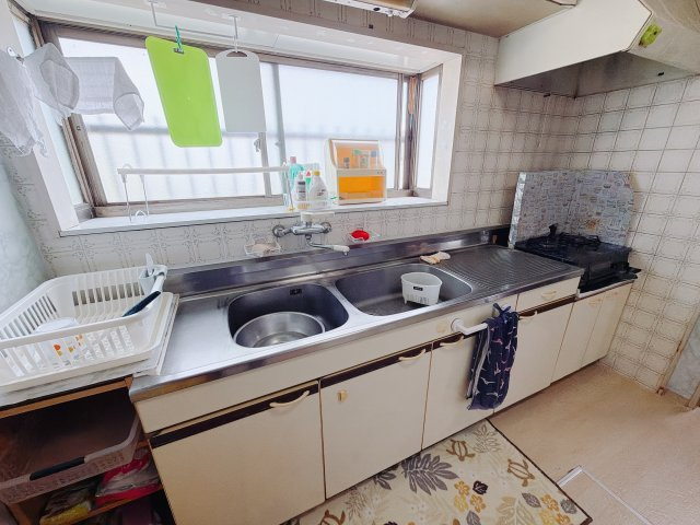 【中古戸建】北群馬郡榛東村大字新井のキッチン|■キッチン｜上下に収納をご用意しております♪増えていく調理器具もしっかり収納できので、安心です♪