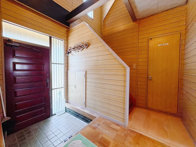 【中古戸建】北群馬郡榛東村大字新井の玄関|■玄関｜「玄関から、我が家を心地よく。自然の風や光を感じられる気持ちのいい玄関へ。」