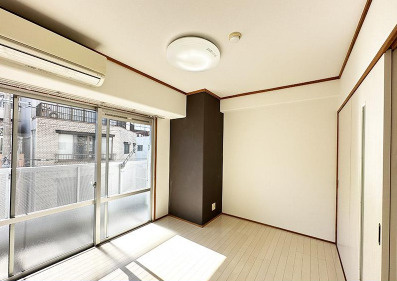 【一人暮らしの方向け】高知市はりまや町2丁目アルファはりまやばし　中古マンションの洋室|明るい光が差し込む、心地よい空間。