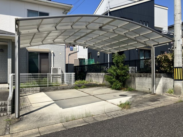 大阪府和泉市みずき台2丁目18-7の駐車場|車をお持ちの方に嬉しい駐車場付きの物件です