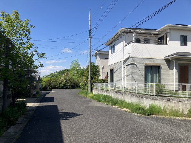 大阪府和泉市みずき台2丁目18-7の前面道路含む現地写真|前面道路含む現地写真です