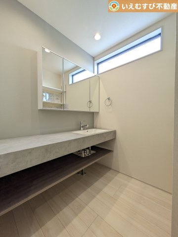 Livele Garden.S　深谷上柴町東第3の独立洗面台|スタイリッシュな洗面台と広々空間
洗面室と脱衣所が分かれているのですっきりとした空間がキープできますね♪
