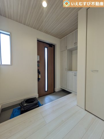 Livele Garden.S　深谷上柴町東第3の玄関|玄関がいつも片づく大容量シューズボックス
充実の収納設備で玄関がすっきり綺麗に過ごせると快適ですよね♪