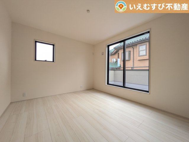 Livele Garden.S　深谷上柴町東第3の洋室|ぬくもりのある色合いでシンプルな洋室
日当り良好で明るい洋室！大容量のウォークインクローゼット付き♪