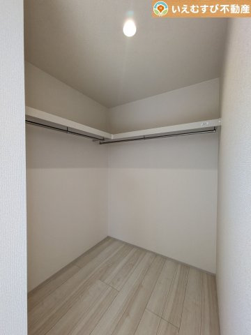 Livele Garden.S　深谷上柴町東第3の収納|たっぷりの収納力を備えたウォークインクローゼット
たくさん収納できるので季節物やかさばるバッグなども片付きます♪