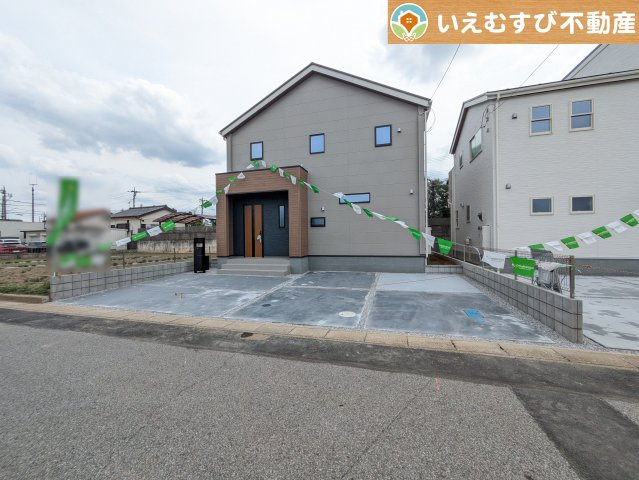 Livele Garden.S　深谷上柴町東第3の駐車場|並列3台駐車可能なゆとりのカースペース
複数台車をお持ちでも、お友達が遊びに来てもゆとりの駐車スペース！