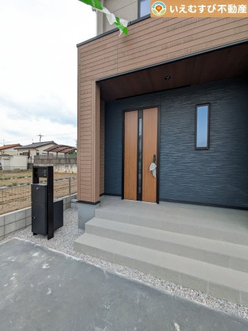 Livele Garden.S　深谷上柴町東第3のエントランス|落ち着いた色づかいのエントランス
駐車場からアクセスの良いエントランス。雨の日や荷物が多くても安心の動線♪