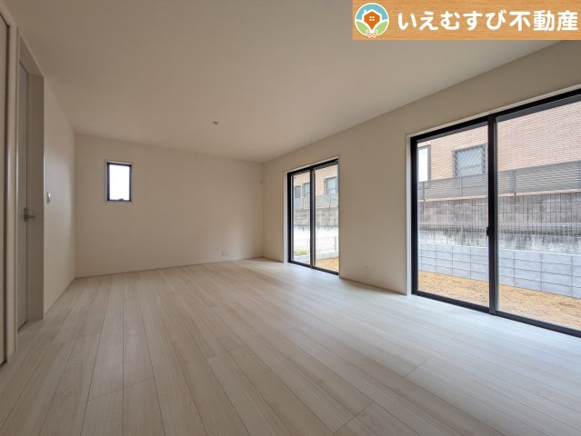 Livele Garden.S　深谷上柴町東第3の居間・リビング|開放感と家族との距離感にこだわったＬＤＫ
採光たっぷりのリビングで休日には家族みんなでくつろげそうですね♪