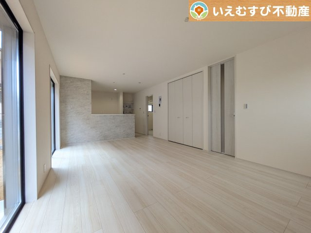 Livele Garden.S　深谷上柴町東第3の居間・リビング|自然光で満たされる明るく開放感溢れるリビング
たっぷりの採光で明るい空間。家族みんなでくつろげます♪