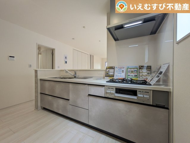 Livele Garden.S　深谷上柴町東第3のキッチン|機能性収納性に溢れるキッチン
収納もたっぷり付いていてすっきり片付く！毎日楽しくお料理が出来そうです！