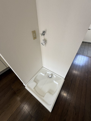 【設備】 | プラーズ三ッ沢 | 洋室にある室内洗濯機置き場です♪防水パンが付いているので万が一の漏水にも安心です！