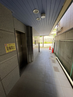 【エントランス】 | プラーズ三ッ沢 | エントランスです♪雨に濡れずにエレベーターに乗ることができて便利ですね♪