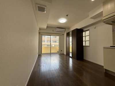 【洋室】 | プラーズ三ッ沢 | 南向き洋室8帖☆バルコニーに繋がる角部屋二面採光のお部屋です！エアコン付きで1年中快適に過ごせますね☆