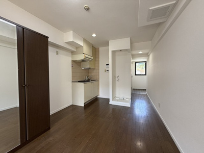 【寝室】 | プラーズ三ッ沢 | 南向き洋室8帖☆窓側からの眺めです！洋室のお部屋は毎日のお手入れもラクラクできちゃいます！