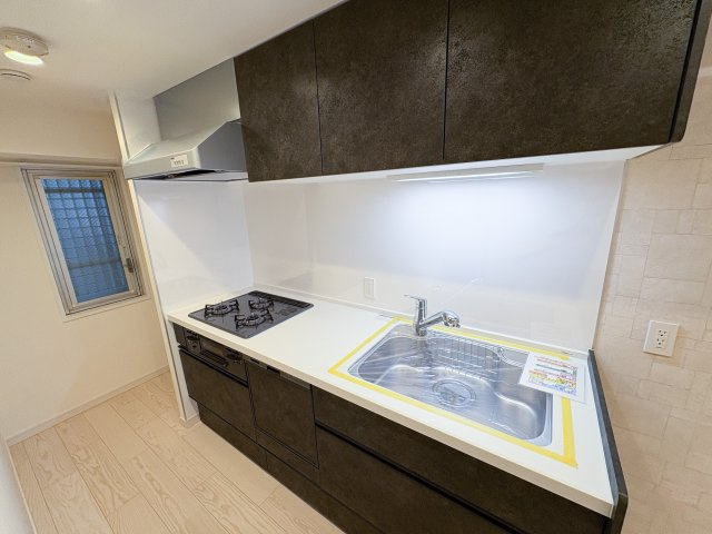 朝日広尾マンションのキッチン|朝日広尾マンション：あると便利な食洗機付き！3口コンロが付いたシステムキッチンです！
