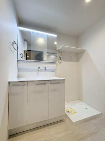 朝日広尾マンションの独立洗面台|朝日広尾マンション：三面鏡付き洗面化粧台です！