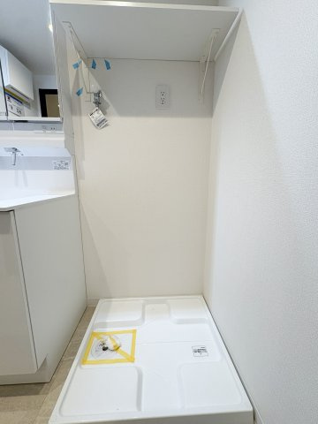 朝日広尾マンションのランドリースペース|朝日広尾マンション：ランドリースペースの上にはウォールラックが付いています！