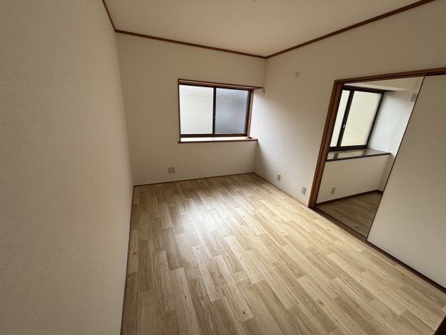 近鉄伏見駅6分♪リフォーム戸建て！！の洋室|使い勝手のいい洋室です