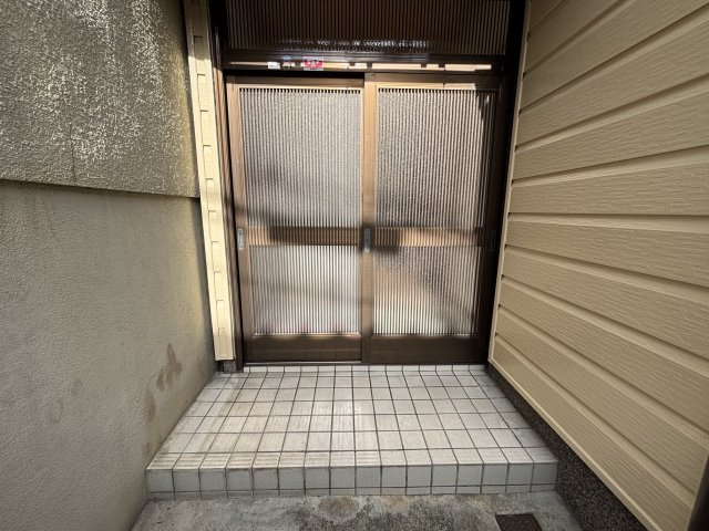 近鉄伏見駅6分♪リフォーム戸建て！！の玄関|きれいな玄関です