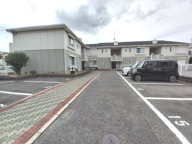 ブランヴェール東助松の駐車場