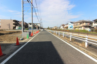【前面道路含む現地写真】 | Blooming Garden久喜市青毛３丁目1号棟 | 前面道路含む現地写真です