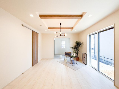 【居間・リビング】 | Blooming Garden久喜市青毛３丁目1号棟 | 解放感のある広々LDKで大切な家族との時間が過ごせます。