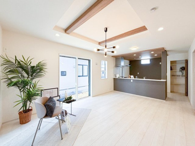 【居間・リビング】 | Blooming Garden久喜市青毛３丁目1号棟 | 一日の中で多くの時間を過すことになるリビングダイニングだからこそ、いつも穏やかな空間であることが必然。爽やかな通風と採光を存分に感じる事が出来る空間です。