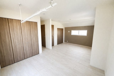 【寝室】 | Blooming Garden久喜市青毛３丁目1号棟 | 主寝室は大型ベッドもラクラク設置できます♪ゆとりある動線も確保でき、ゆったりとお寛ぎいただけます♪