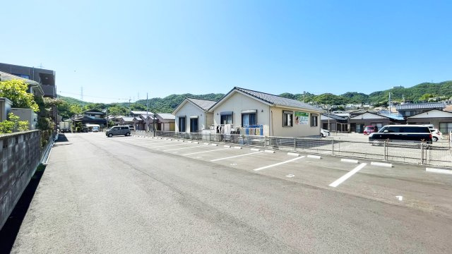 ガーデンヒルズ城南8の駐車場