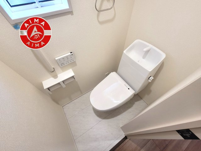 古賀市千鳥2丁目第1-2棟（1号棟）のトイレ|温水洗浄便座を完備しております。2ヶ所にトイレがあるのは朝の慌ただしい時間も安心です。
