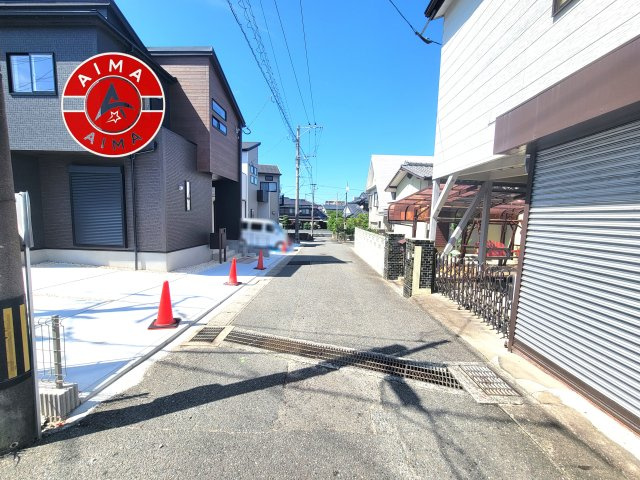 古賀市千鳥2丁目第1-2棟（1号棟）の前面道路含む現地写真|前面道路は閑静な住宅地をはしる車通りの少ない道路。お車の出し入れが苦手なママや小さなお子様にも安心ですね。しっかり舗装もされているので、ベビーカーや自転車で通っても快適に通行できます。前面道路です。