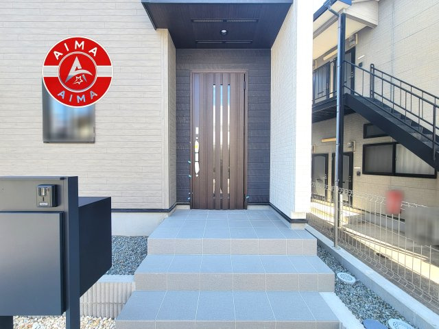 古賀市千鳥2丁目第1-2棟（1号棟）の玄関|おでかけの時も帰った時も、「我が家」を最初に感じでもらえる素敵な空間に。
