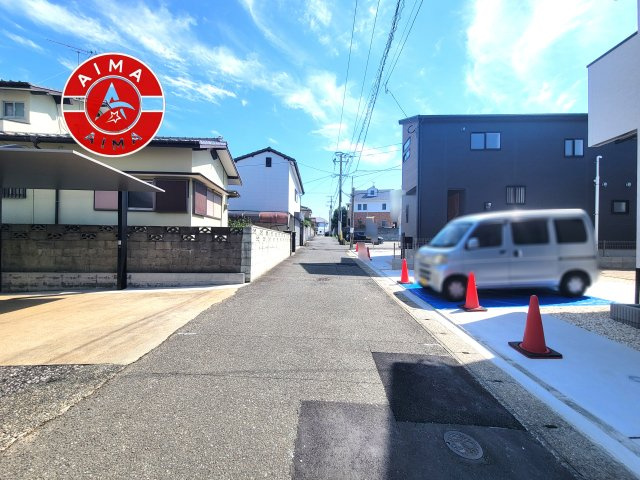 古賀市千鳥2丁目第1-2棟（1号棟）の外観|前面道路含む現地の写真です。