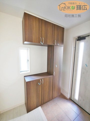 姫路市北原7期（全2棟）1号棟の玄関|同社施工例です。
