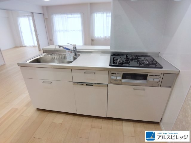 みよしみずほ台サンライトマンションC棟のキッチン|3口コンロは料理も捗ります