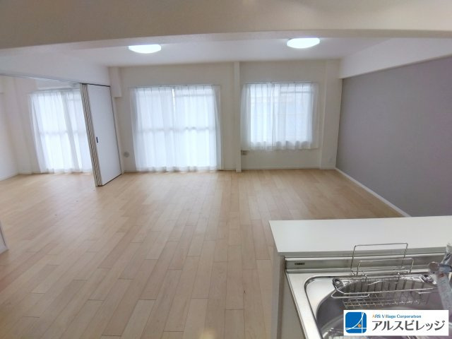 みよしみずほ台サンライトマンションC棟のキッチン|リビングのお子様を見守りながらお料理ができる対面キッチン