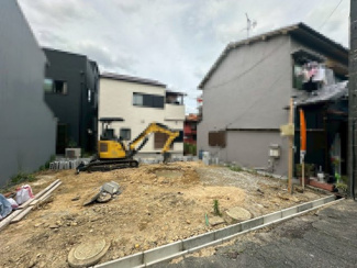 【前面道路含む現地写真】 | 富秋町１丁目　新築一戸建