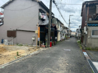 【前面道路含む現地写真】 | 富秋町１丁目　新築一戸建
