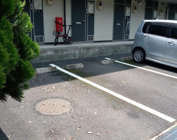 レオパレスブルファーニⅡの駐車場