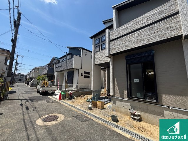 交野市幾野　第2期　新築一戸建ての前面道路含む現地写真|周辺は落ち着いた街並みの住宅地！子育てがしやすい住環境です！まだ未完成ですが、現地でしかわからない事もございます。是非一度ご覧ください。