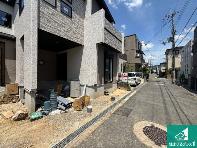 交野市幾野　第2期　新築一戸建ての前面道路含む現地写真|周辺は落ち着いた街並みの住宅地！子育てがしやすい住環境です！まだ未完成ですが、現地でしかわからない事もございます。是非一度ご覧ください。