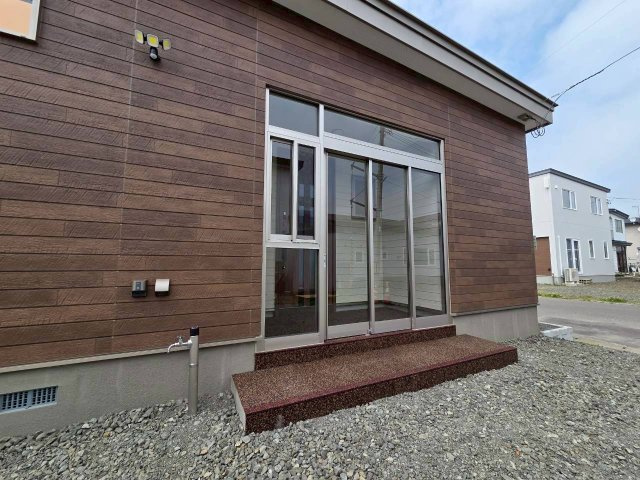 北見団地6丁目【新築】平屋の玄関|風除室付き