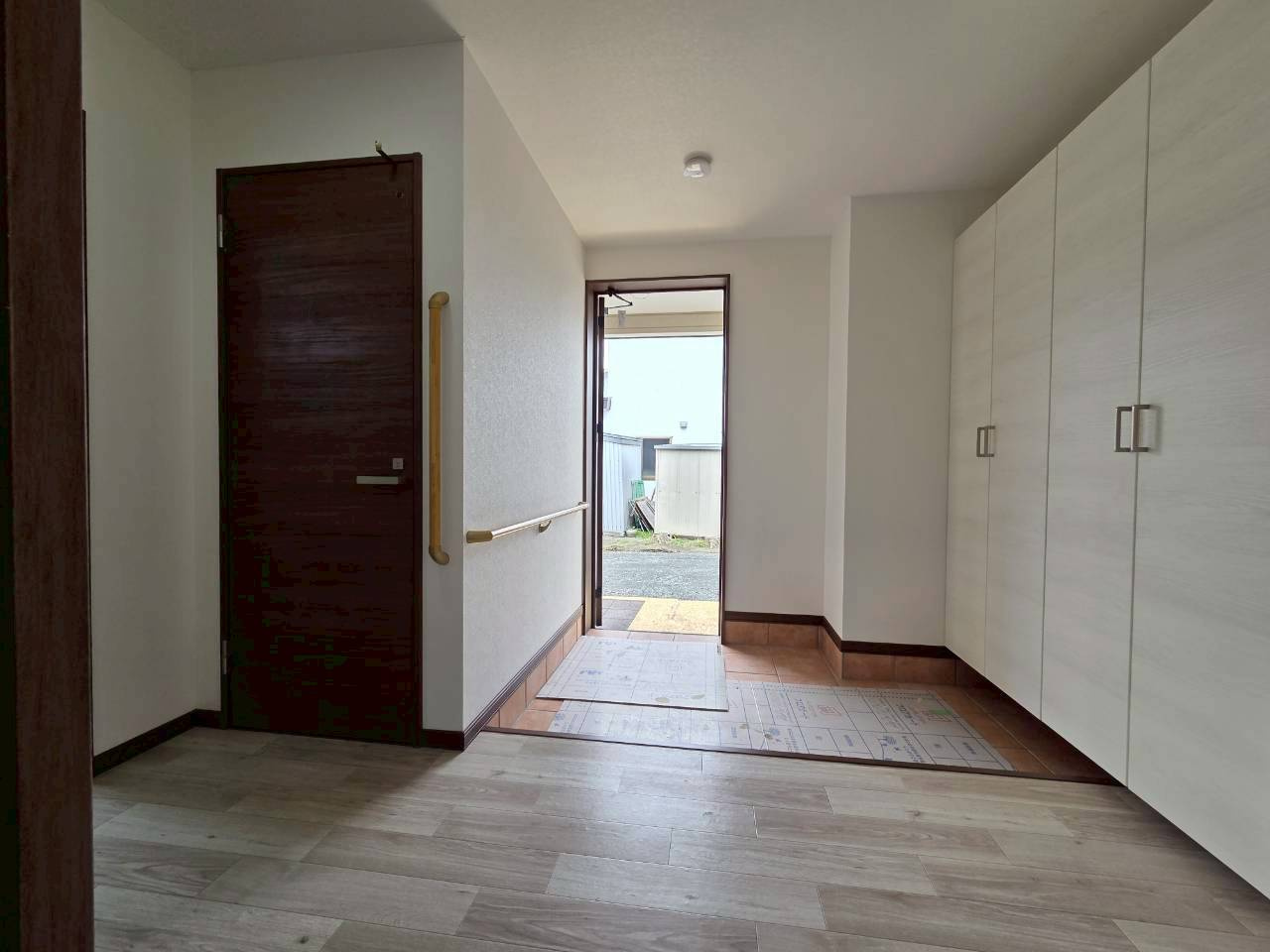 北見団地6丁目【新築】平屋の玄関|シューズボックス完備